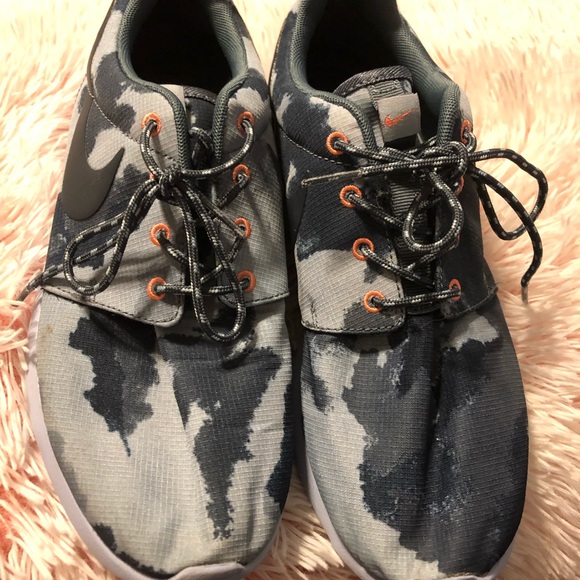 Nike Tennis Shoes - Picture 2 of 3